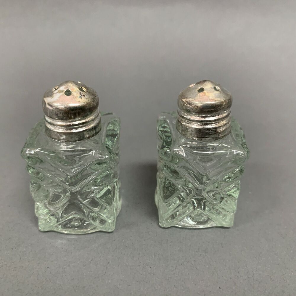 Miniature Salt and Pepper Shakers Clear Glass Silver-plate‎